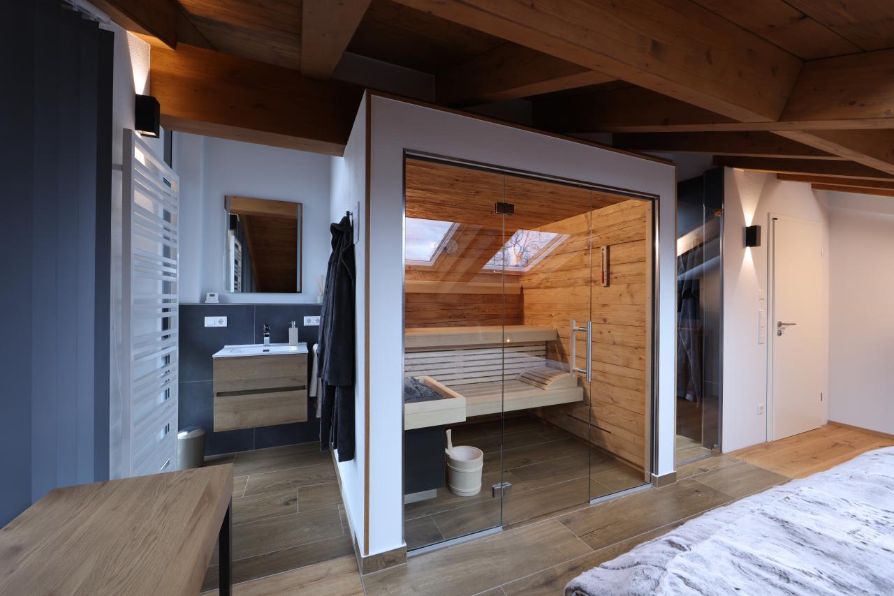 Maßgefertigte RUKU Sauna im modernen Wohnraum, individuell geplant und umgesetzt.