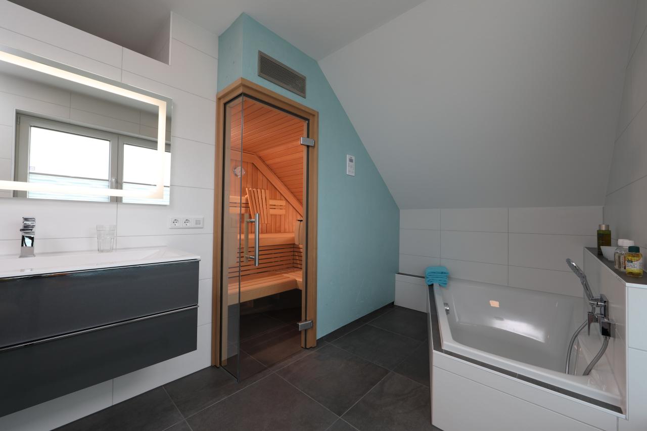 Individuell geplante Premium-Sauna von RUKU im modernen Wohnraum, maßgefertigt für kleine Räume.