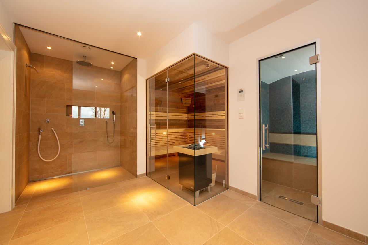 Hochwertige Sauna nach Maß mit Naturholz-Innenausstattung und maßgefertigten Details.