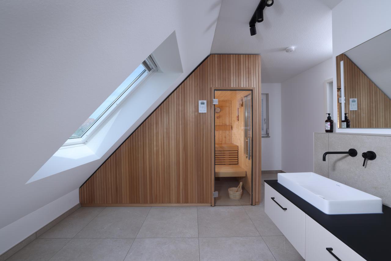Hochwertige Holzverarbeitung in einer Premium-Sauna nach Maß von RUKU.